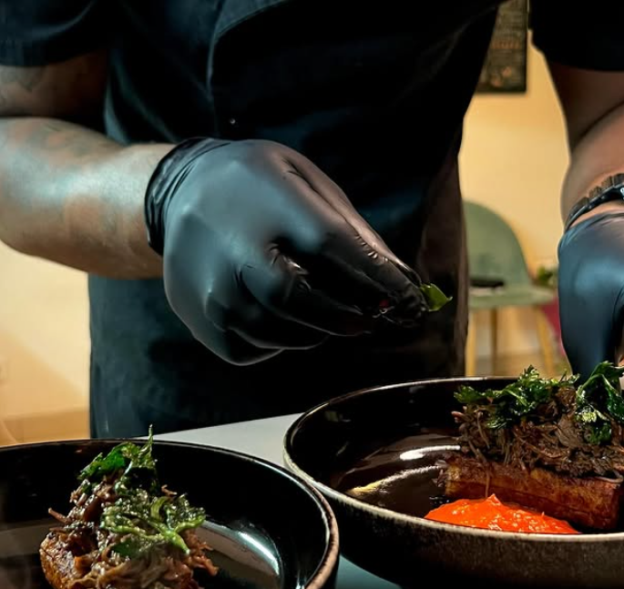 le chef préparant un plat